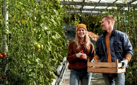 Die „REWE Lokal-Partnerschaft“ bietet regionalen Lieferanten und Landwirten eine starke und zuverlässige Zusammenarbeit. Bildquelle: Milles Studio/Stocksy