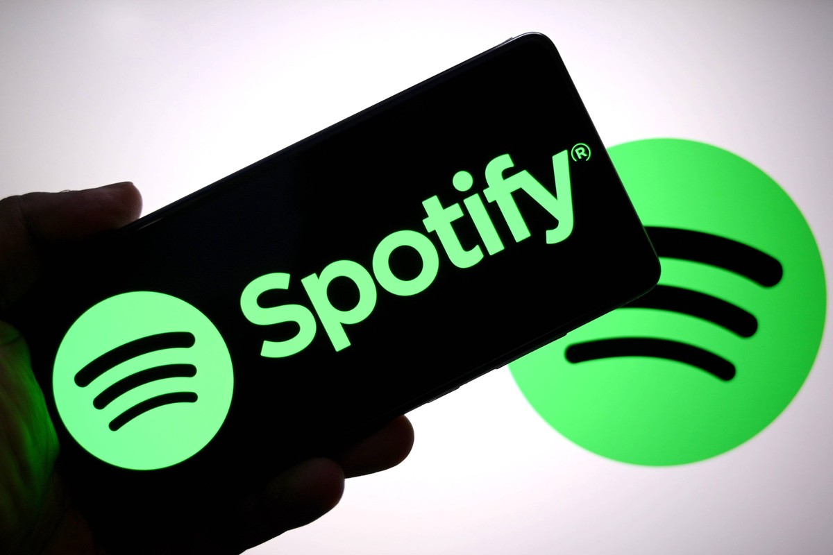 Photo illustration in India - 27 Aug 2025 In this photo illustration, a Spotify logo is seen displayed on a smartphone and in the background. India Copyright: xAvishekxDasx/xSOPAxImagesx Aug25avdtnmyl ...