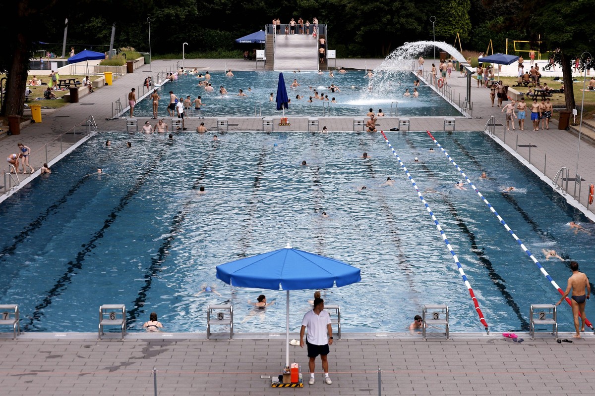 Im Kölner Stadionbad genießen Badegäste bei sommerlichen Temperaturen die Freibad-Saison. Das Rheinland ächzt unter schwülem Wetter: Der Deutsche Wetterdienst warnt bereits vor Hitzegewittern. Köln, 2 ...