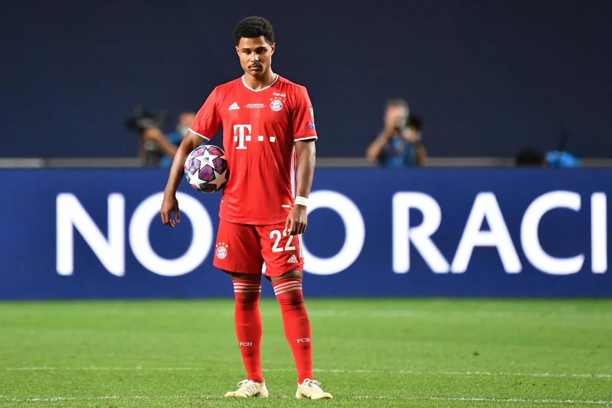 Fussball Champions League/ Finale/ Paris St. Germain - Bayern Muenchen 0-1 Serge GNABRY FC Bayern Muenchen mit Ball unter dem Arm, Aktion,Einzelaktion, Einzelbild,Freisteller,Ganzkoerperaufnahme, ganz ...