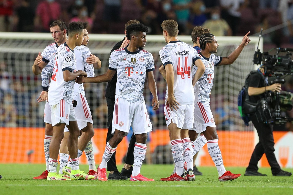 Kingsley Coman und die Bayern-Spieler jubeln beim Sieg in Barcelona
