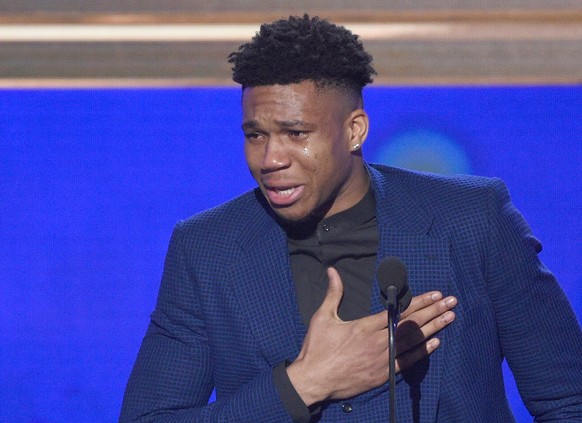 ARCHIV - 24.06.2019, USA, Santa Monica: Der griechische NBA-Spieler Giannis Antetokounmpo von den Milwaukee Bucks bedankt sich nach dem Erhalten des NBA Most Valuable Player Awards im Barker Hangar. A ...