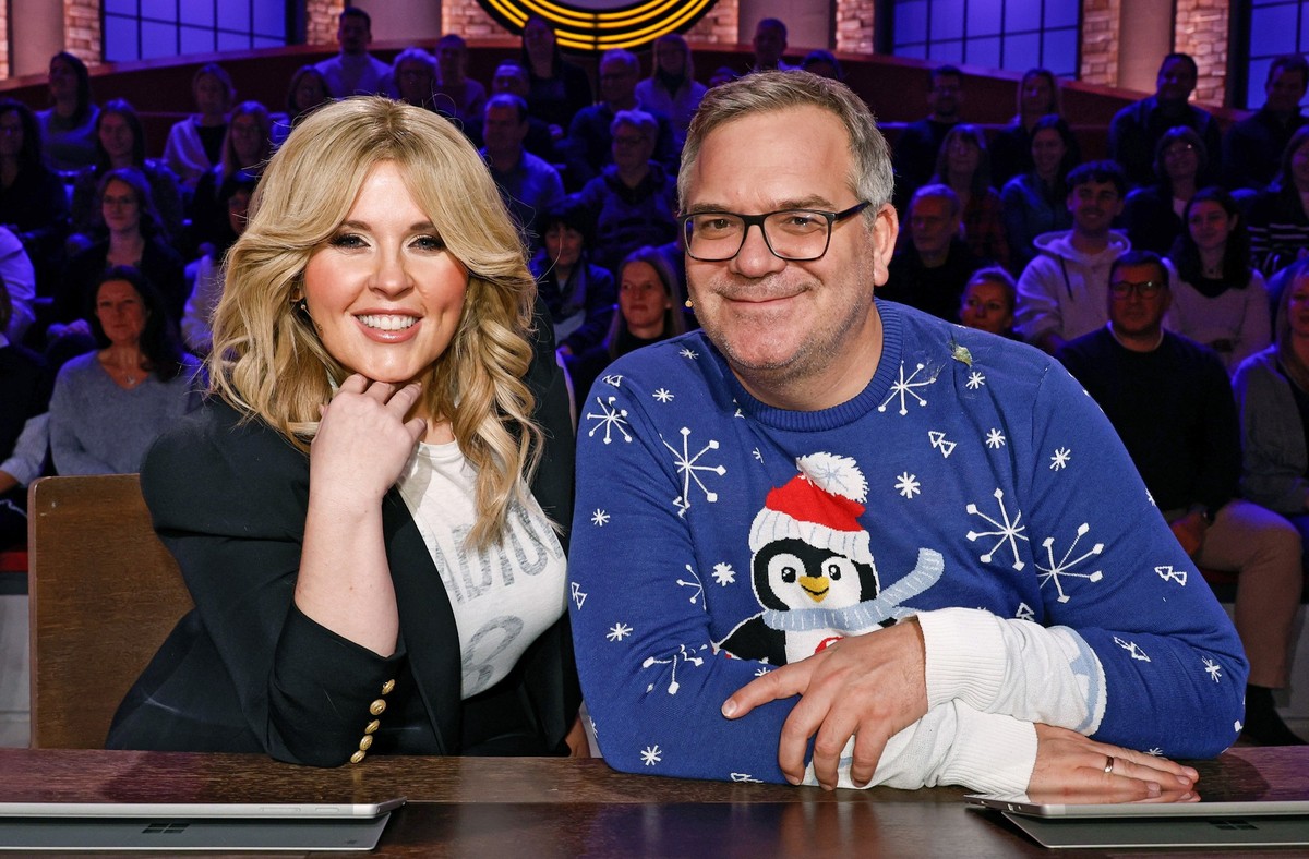 ARD WER WEISS DENN SOWAS? FOLGE 1221, &quot;Tom Neuwirth und Maite Kelly&quot;, am Donnerstag (19.12.24) um 18:00 Uhr im ERSTEN.
Rateteam-Kapitän Elton (r.) mit Sängerin Maite Kelly (l.).
© ARD/Morris ...