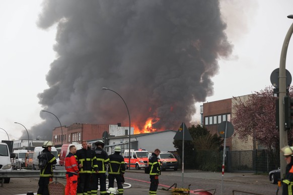 Gegen 4:30 Uhr soll laut Feuerwehr auf einem Autohof in der Billstraße ein Feuer ausgebrochen sein. In Hamburg-Rothenburgsort kommt es durch einen Großbrand zu einer starken Rauchentwicklung. Zunächst ...