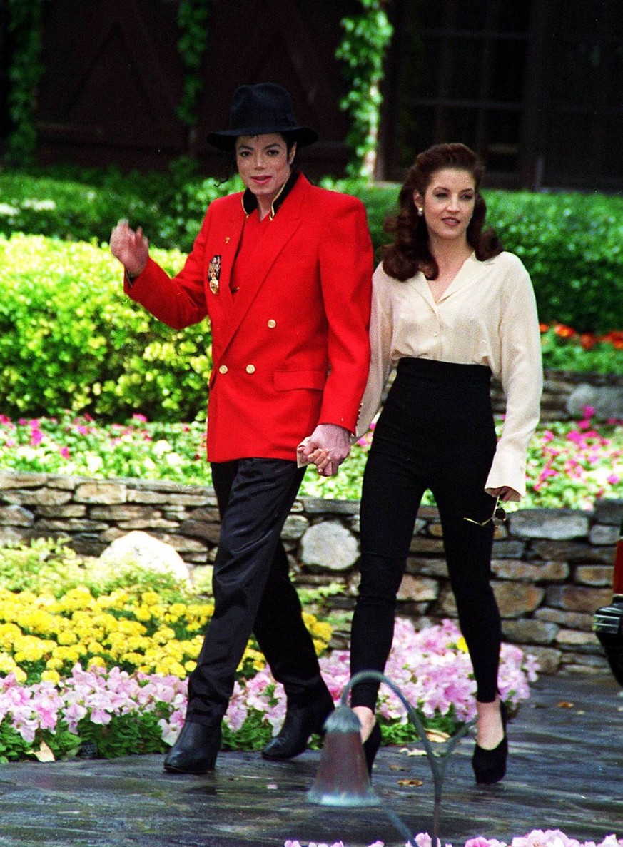 Spaziergang übers Anwesen: Von 1994 bis 1996 war Michael Jackson mit Elvis' Tochter Lisa Marie Presley (r.) verheiratet.