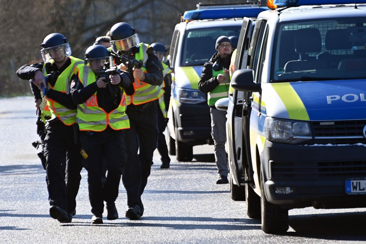 Schwerbewaffnete Polizisten bei einer Übung, die einen Amoklauf an einem Gymnasium simuliert.