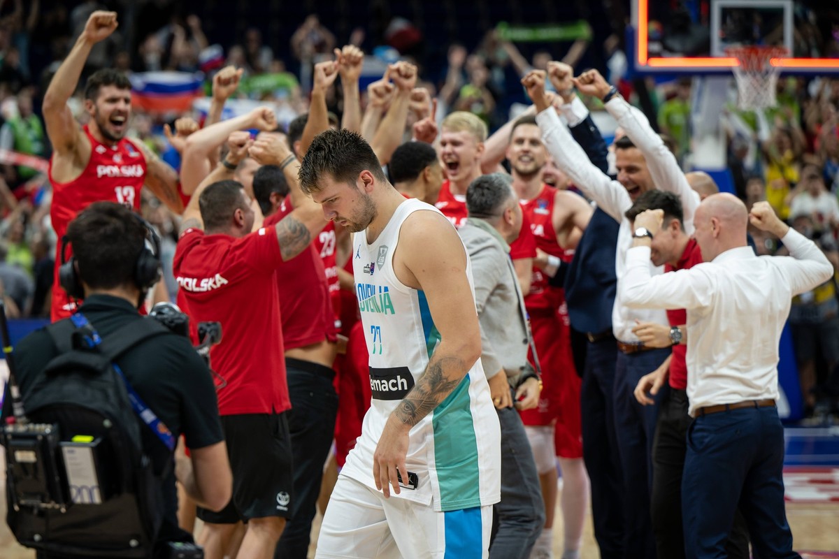 Basketball Berlin 14.09.2022 Eurobasket 2022 Viertelfinale Slowenien SLO - Polen POL Polen gewinnt und Luka Doncic Slowenien, No.77 scheidet aus dem Turnier aus *** Basketball Berlin 14 09 2022 Euroba ...