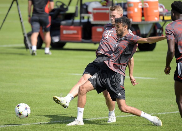 06.09.2022, xemx, Fussball Champions League, FC Bayern Muenchen - Abschlusstraining emspor, v.l. Matthijs de Ligt FC Bayern Muenchen, Noussair Mazraoui FC Bayern Muenchen DFL/DFB REGULATIONS PROHIBIT  ...