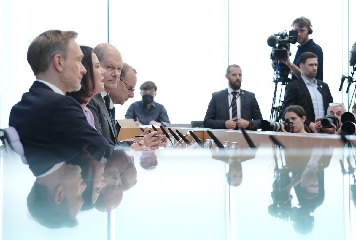 14.06.2023, Berlin: Christian Lindner (l-r, FDP), Bundesminister der Finanzen, Annalena Baerbock (Bündnis 90/Die Grünen), Außenministerin, und Bundeskanzler Olaf Scholz (SPD) nehmen an einer Pressekon ...