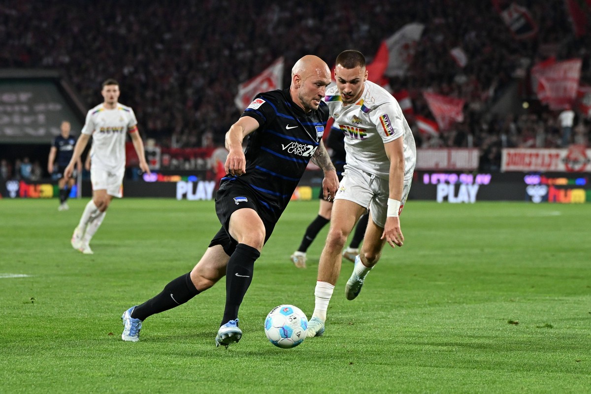 Toni Leistner Hertha BSC Berlin und Tim Lemperle 1. FC Koeln im Zweikampf waehrend des Spiels der 2. Bundesliga zwischen 1. FC K�ln und Hertha BSC Berlin im RheinEnergieStadion am 05. April 2025 in K� ...