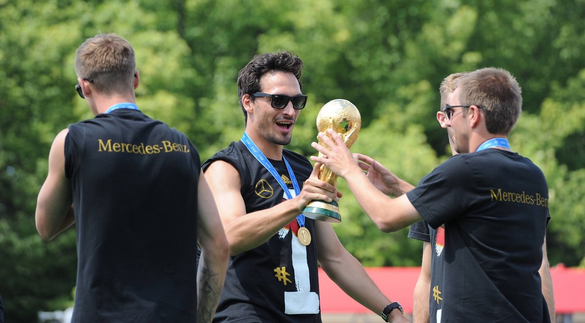 Dienstag 15.07.2014, DFB, Deutschland, Nationalmannschaft, Empfang der Weltmeister 2014 in Berlin am Brandenburger Tor, Fan Meile Berlin, Mats Hummels (GER) und Philipp Lahm (GER) mit WM Pokal DeFodi0 ...