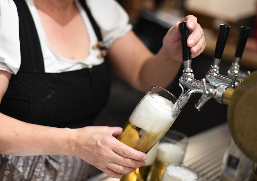 ARCHIV - 17.10.2020, Bayern, Garmisch-Partenkirchen: Eine Bedienung zapft Bier in einem Wirtshaus. (Zu dpa «Prinz Luitpold: Religiöse Vorbehalte haben Einfluss auf Bierverkauf») Foto: Angelika Warmuth ...