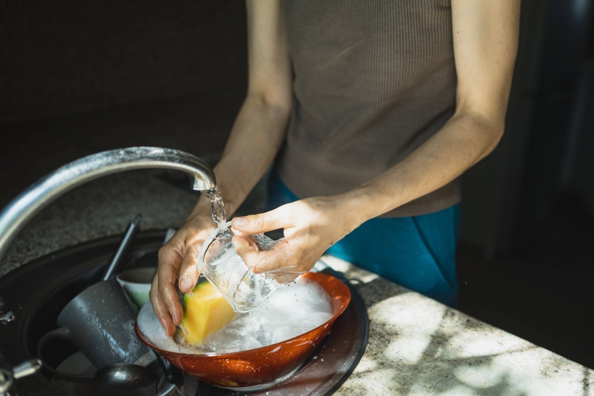 Mature woman washing dishes in kitchen model released, Symbolfoto property released, ANAF02973
