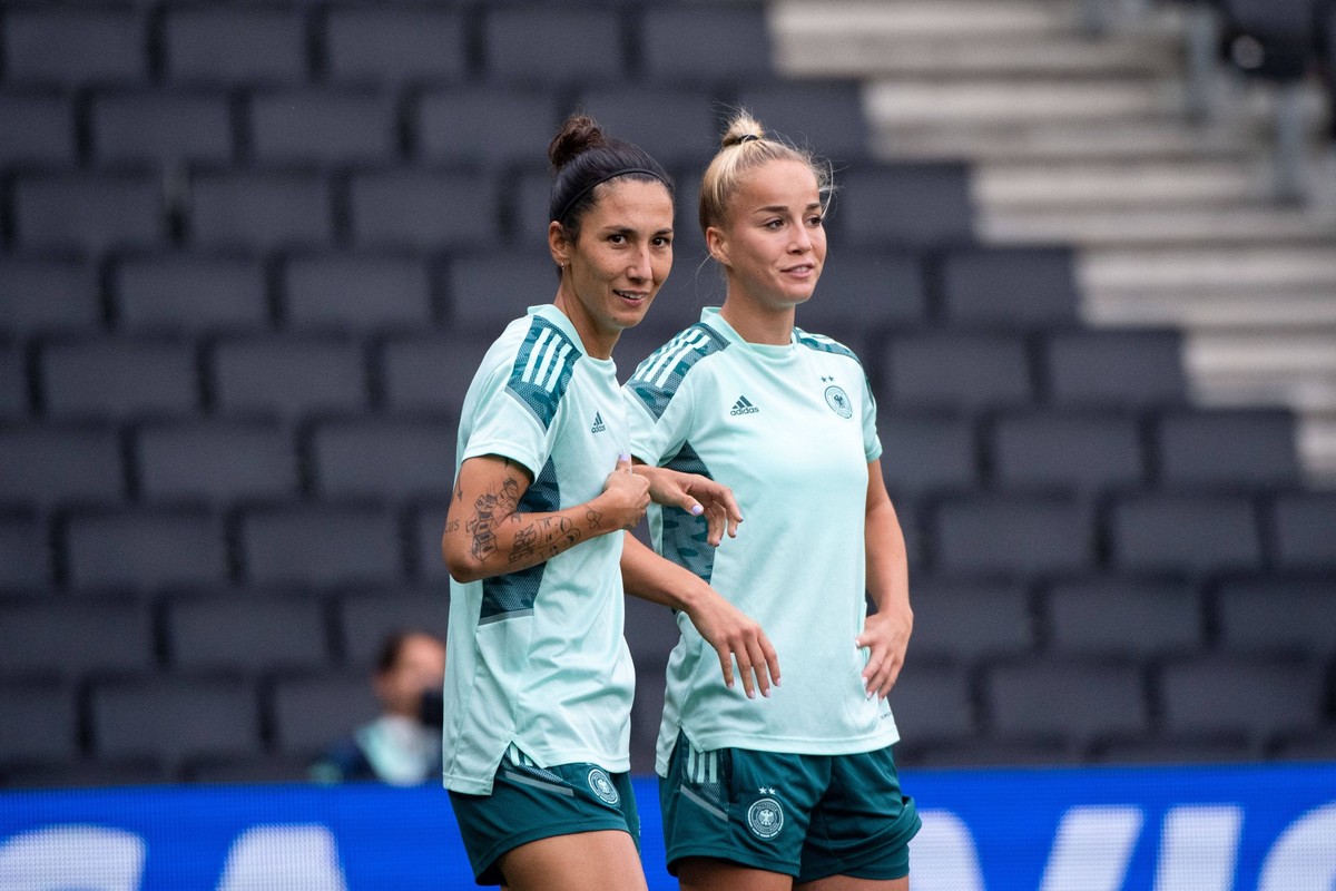 Sara Doorsoun Deutschland 23 lacht mit Giulia Gwinn Deutschland 15, GBR, Abschlusstraining Deutschland, Fussball UEFA Womens EURO 2022, 26.07.2022, Halbfinale GBR, Abschlusstraining Deutschland, Fussb ...