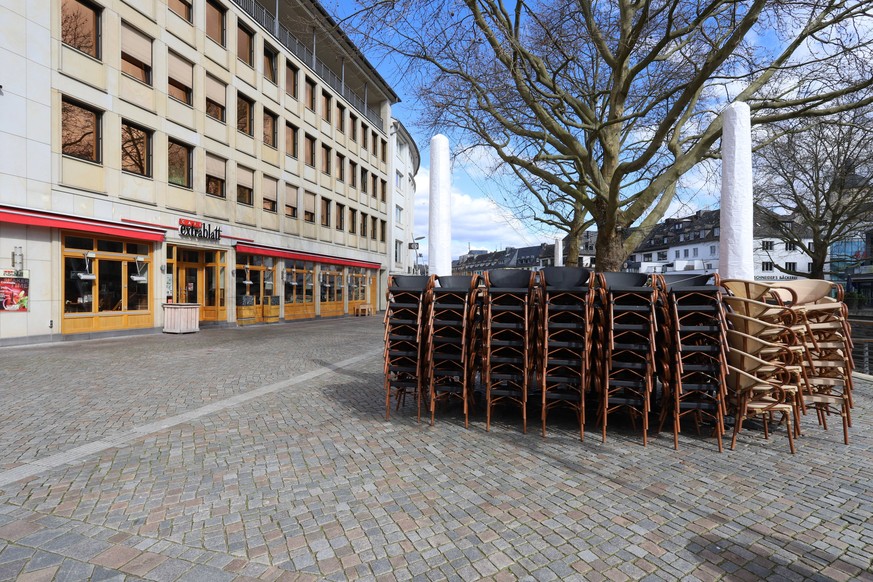Coronavirus Angst, Auswirkungen wegen des Coronavirus Covid-19, kommt noch eine Ausgangssperre in NRW die Innenstadt von Siegen fast leer gefegt, gestapelte Stuehle beim Cafe Extrablatt Innenstadt am  ...