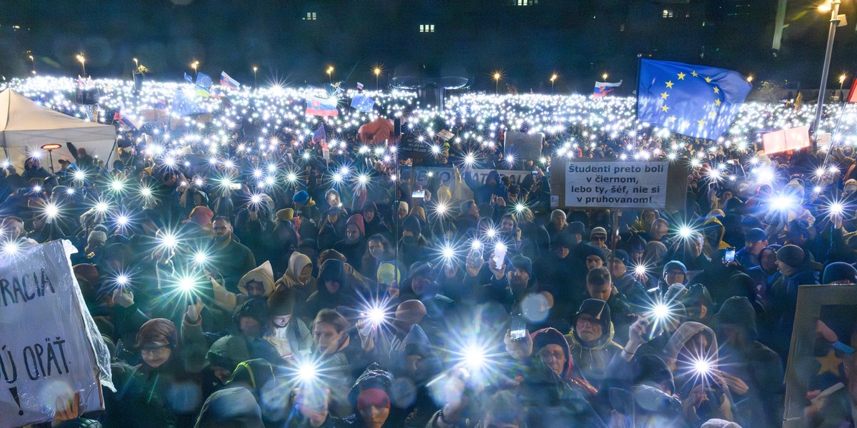 dpatopbilder - 17.11.2025, Slowakei, Bratislava: Menschen an einer Protestkundgebung teil, die vom Bürgerverband «Mier Ukrajine» (Frieden für die Ukraine) anlässlich des 36. Jahrestags der Samtenen Re ...
