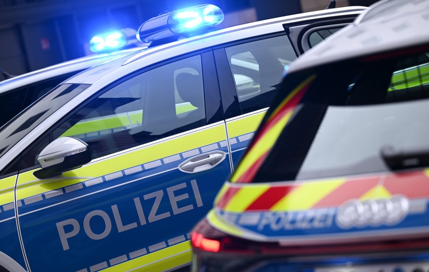 06.02.2024, Rheinland-Pfalz, Mainz: Drei Audi Q4 e-tron-Streifenwagen, die im Rahmen eines Pilotversuchs getestet werden, stehen am Rande der Vorstellung des neuen Polizeigesetzes im Hof des Innenmini ...