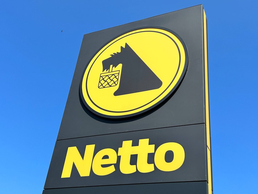 Außenwerbung Schwarzes NETTO *** Outdoor advertising Black NETTO Copyright: xmix1pressx