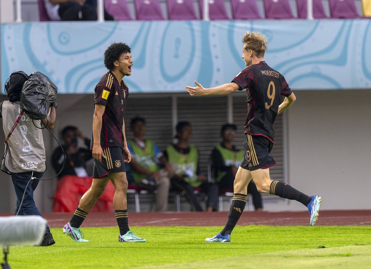 28.11.2023, Fussball U-17-Weltmeisterschaft 2023, Halbfinale, Argentinien - Deutschland, im Manahan Stadium Surakarta. Paris Brunner li, Deutschland Torjubel mit Max Moerstedt Deutschland *** 28 11 20 ...
