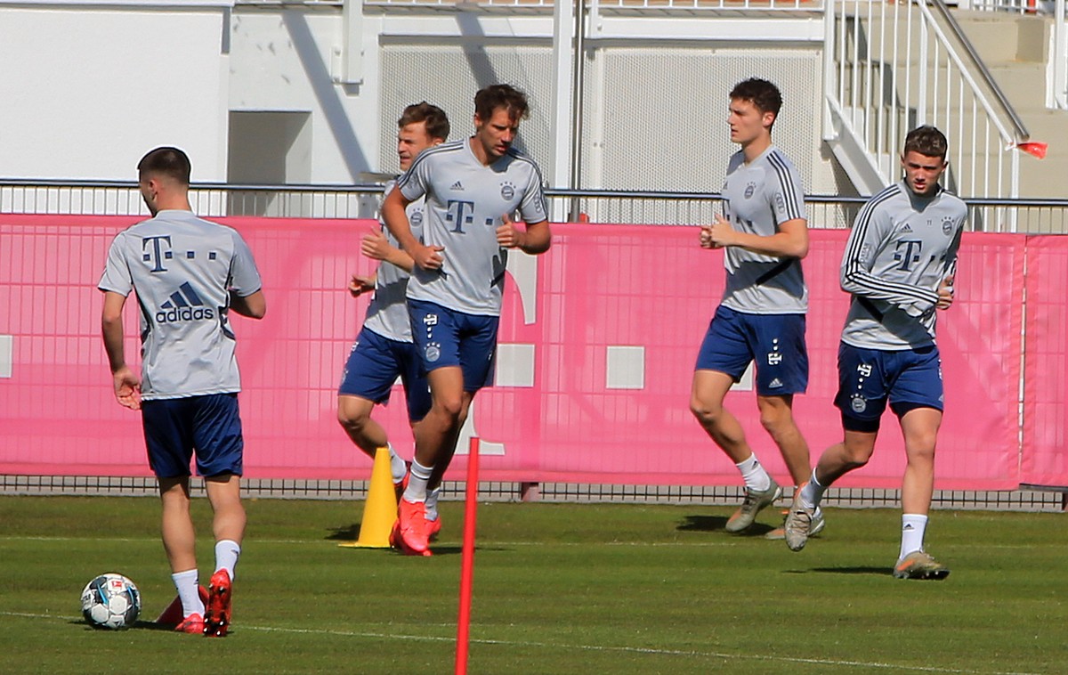 06.04.2020, FC Bayern Training , Saebenerstrasse Muenchen, Fussball , im Bild: Joshua Kimmich FCB, Leon Goretzka FCB, Benjamin Pavard FCB und Michael Cuisance FCB *** 06 04 2020, FC Bayern Training , ...