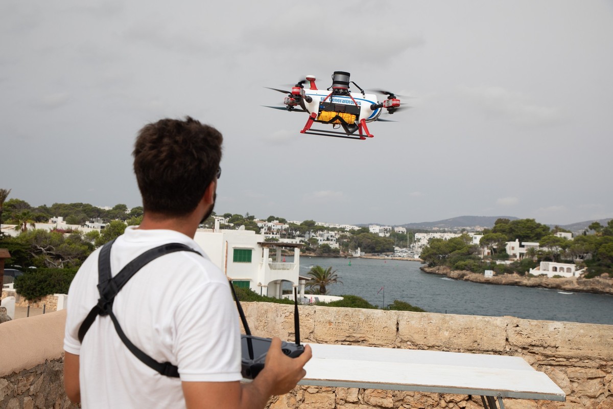 ARCHIV - 01.09.2024, Spanien, Santanyi: Enrique startet eine Sicherheits- und Überwachungsdrohne für einen Flug über die Küste von Cala d&#039;Or auf Mallorca. Die Drohne ist Teil eines Pilotprogramms ...