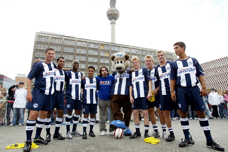 Bildnummer: 01181604 Datum: 06.07.2004 Copyright: imago/Contrast
Die Hertha-Profis präsentieren auf dem Alex das neue Trikot , v.li.: Pal Dardai, Marcelinho, Nando Rafael, Yildiray Bastürk, Radiomoder ...