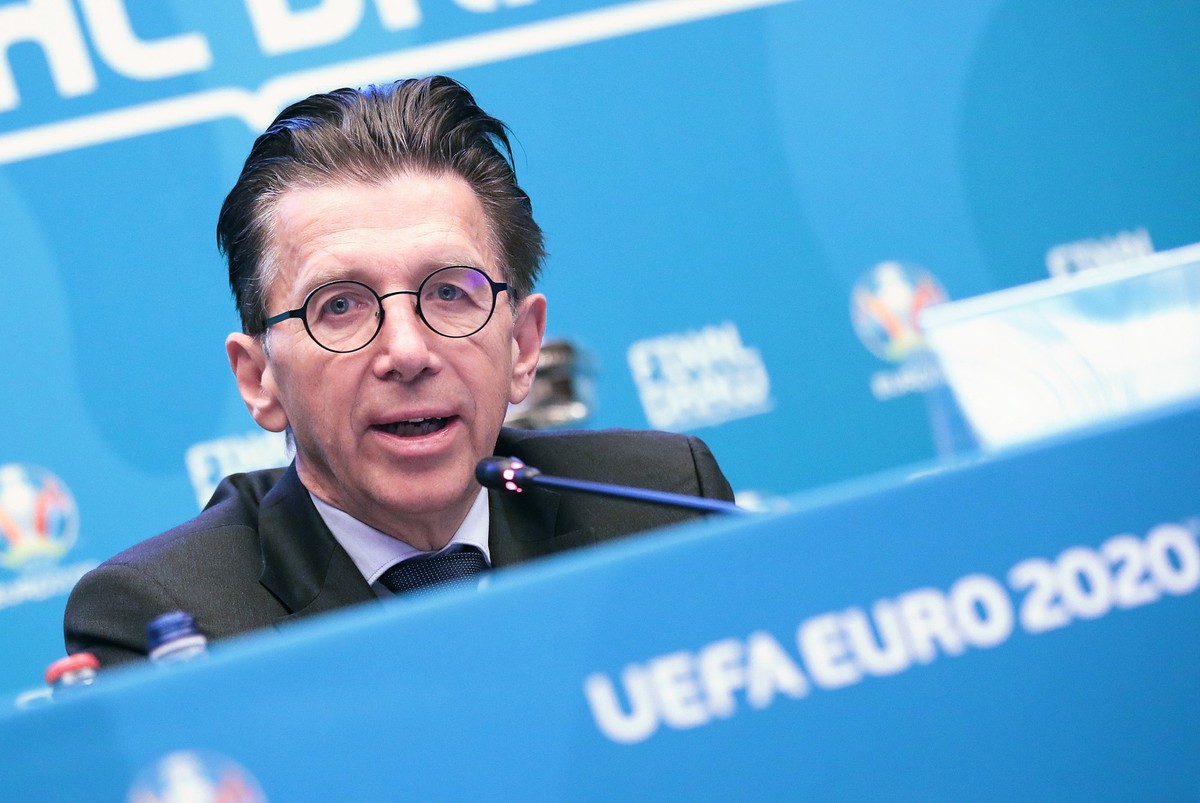 ARCHIV - 30.11.2019, Rumänien, Bukarest: Fußball: vor der EM-Auslosung. Martin Kallen, CEO UEFA Events und Cheforganisator für die Fußball-EM 2020, spricht auf einer Pressekonferenz von UEFA-Spitzenfu ...