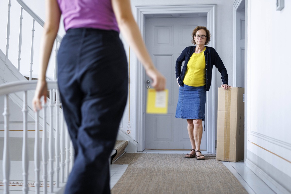 Thema: Genervte Nachbarin haendigt ein Paket aus, Berlin, 08.08.2024. Berlin Deutschland *** Topic Annoyed neighbor delivers a package, Berlin, 08 08 2024 Berlin Germany Copyright: xJulianexSonntag/ph ...