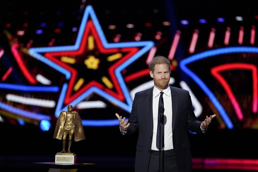 08.02.2024, USA, Las Vegas: Der britische Prinz Harry überreicht den Walter Payton Man of the Year Award während der NFL Honors Award Show vor dem Super Bowl 58 Footballspiel. Die San Francisco 49ers  ...