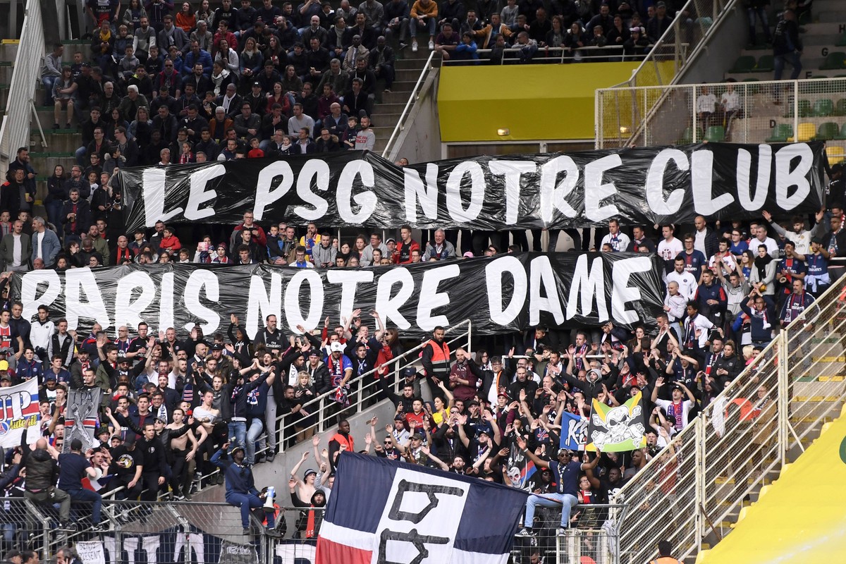 ILLUSTRATION - SUPPORTERS - BANDEROLE HOMMAGE A NOTRE DAME DE PARIS FOOTBALL : Nantes vs Paris SG - Ligue 1 Conforama - 17/04/2019 AnthonyBIBARD/FEP/Panoramic PUBLICATIONxNOTxINxFRAxITAxBEL
