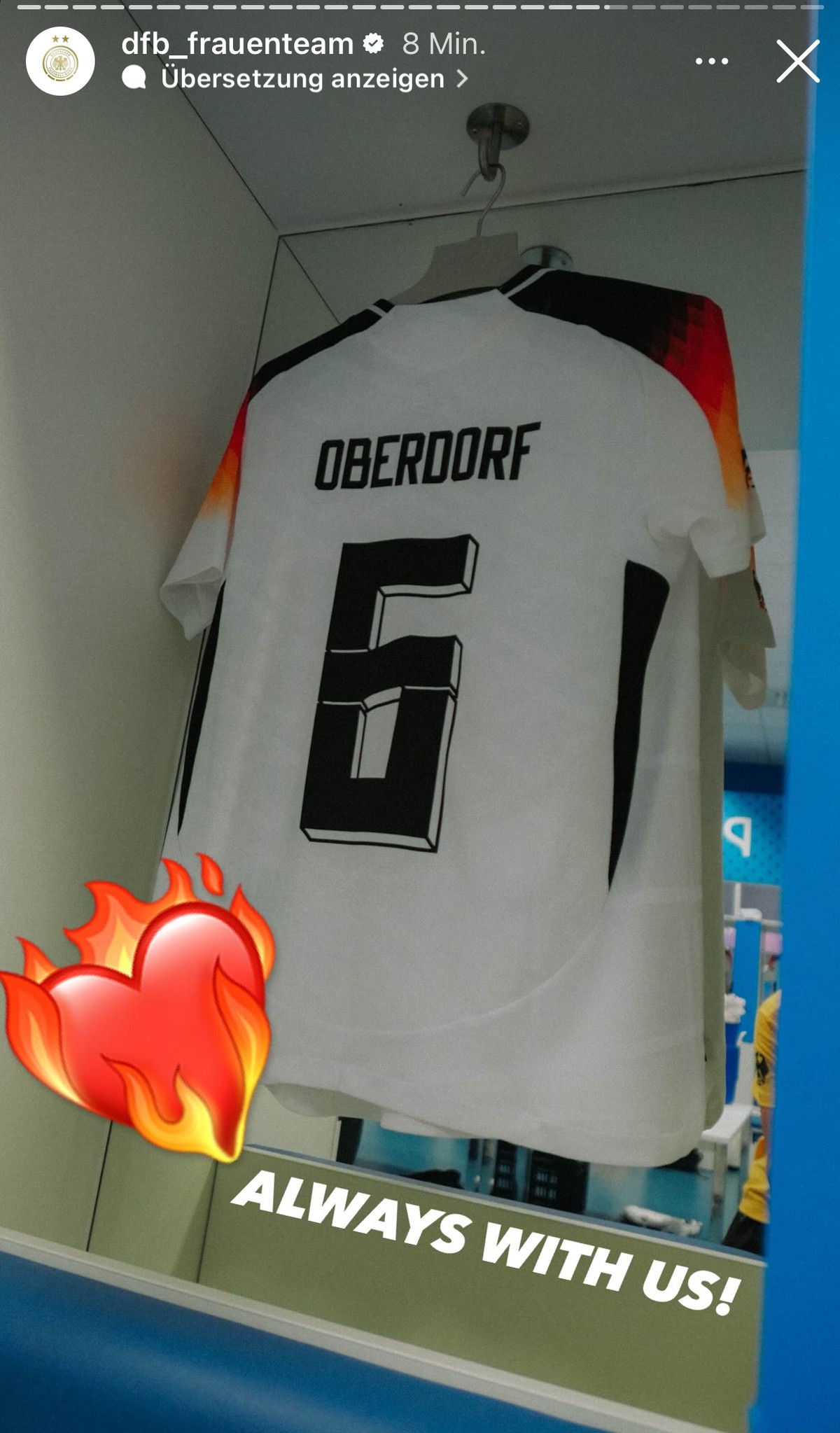 Ihre Mitspielerinnen denken vor dem Spiel an die verletzte Oberdorf.