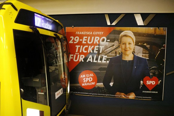 Wahlplakat der SPD mit Franziska Giffey zum 29-Euro-Ticket in einer U-Bahn Haltestelle. Symbolfoto, Themenfoto Berlin, 05.02.2023 *** Election poster of the SPD with Franziska Giffey to the 29 euro ti ...
