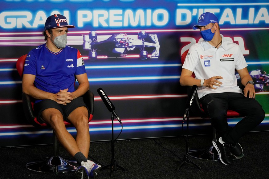 Fernando Alonso (links) und Mick Schumacher auf einer Pressekonferenz im September.