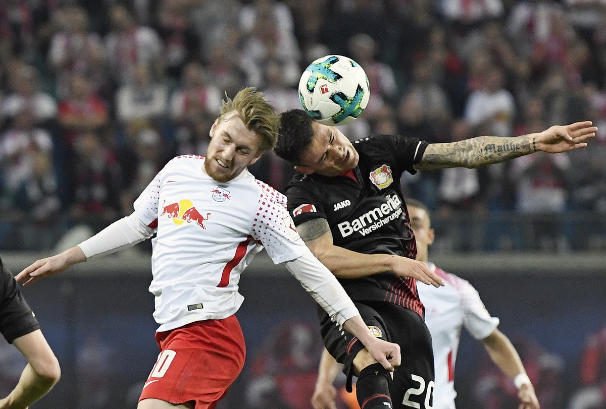Leipzig&#039;s Emil Forsberg, left, challenges for the ball against Leverkusen&#039;s Charles Aranguiz, right, during the German first division Bundesliga soccer match between RB Leipzig and Bayer Lev ...