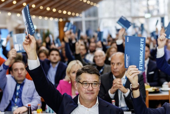 16.12.2023, Hessen, Frankfurt/Main: Boris Rhein (CDU, vorne), Ministerpr�sident von Hessen, hebt seine Stimmkarte und votiert f�r den Koalitionsvertrag. Die CDU in Hessen will auf einem Kleinen Partei ...