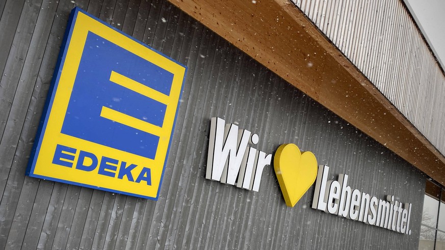 EDEKA Firmenlogo mit dem Slogan WIR LEBEN LEBENSMITTEL an einer Filiale,Markt in Weyarn /Bayern. Die Edeka-Gruppe Eigenschreibweise: EDEKA urspruenglich Abkuerzung fuer Einkaufsgenossenschaft der Kolo ...