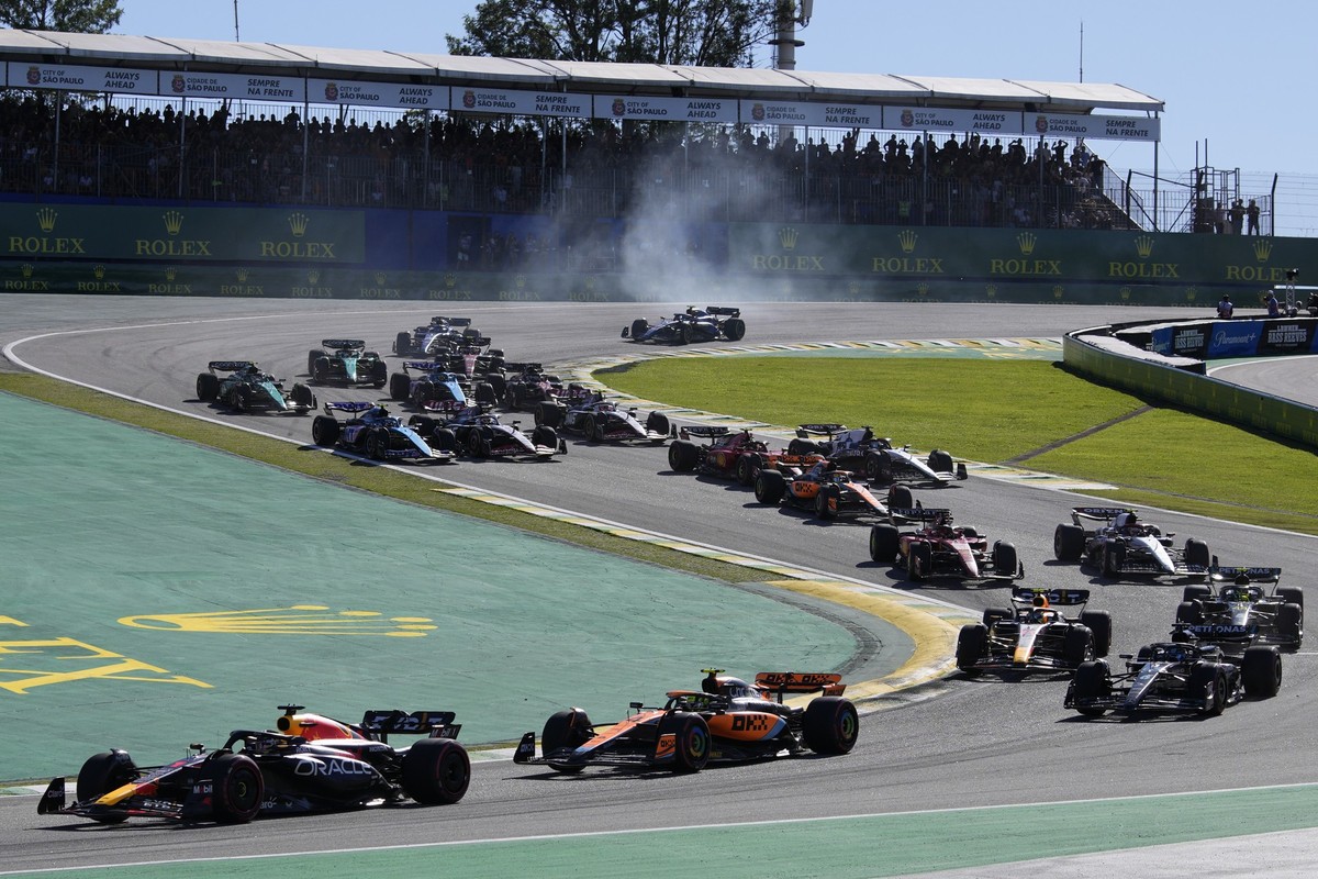 04.11.2023, Brasilien, Sao Paulo: Motorsport: Formel-1-Weltmeisterschaft, Grand Prix von Brasilien, Sprintrennen: Max Verstappen (l) aus den Niederlanden vom Team Red Bull in Aktion. Foto: Andre Penne ...