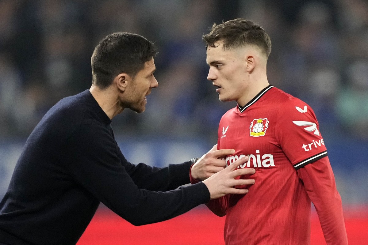 Leverkusen&#039;s head coach Xabi Alonso talks to Leverkusen&#039;s Florian Wirtz during the German Bundesliga soccer match between Schalke 04 and Bayer Leverkusen in Gelsenkirchen, Germany, Saturday, ...