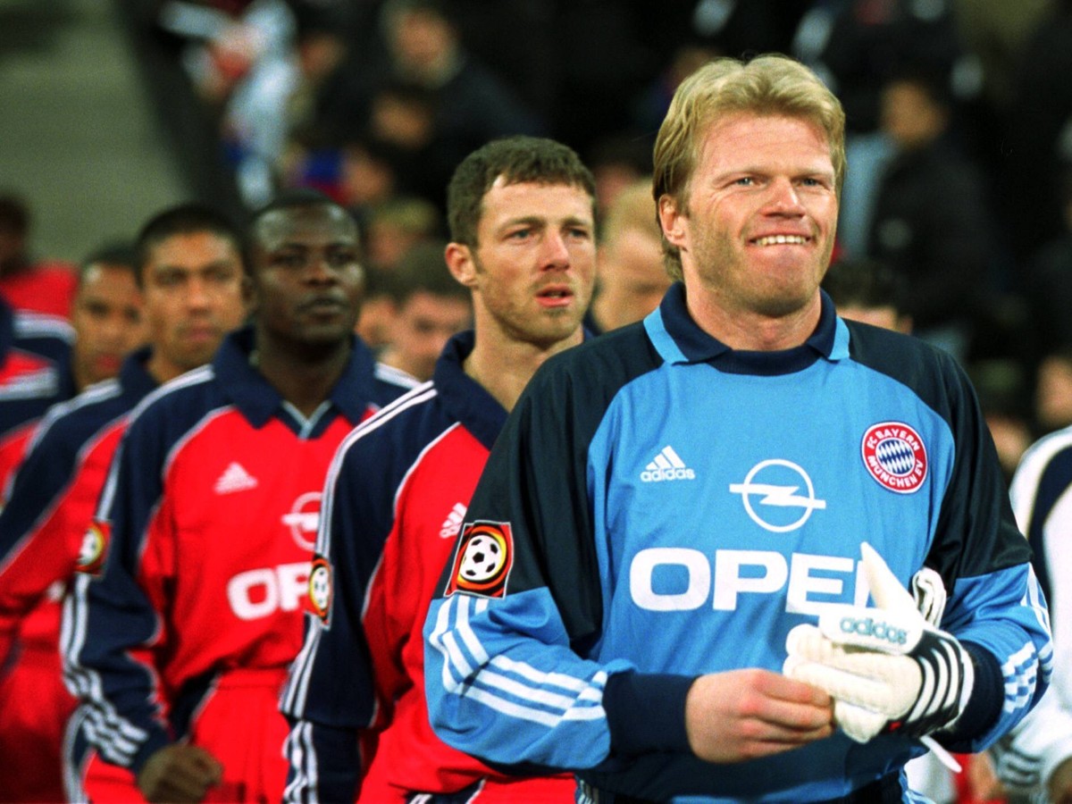 Torwart Oliver Kahn (vorn) mit gewohnter Bissigkeit, dahinter Thomas Linke (beide Bayern) beim Einlaufen
