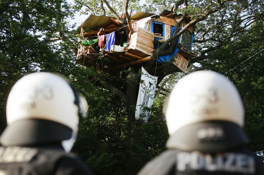 23.06.2020, Nordrhein-Westfalen, Kerpen: Polizisten stehen im Hambacher Forst am Fuße eines Baumes, in dem Aktivisten ein Baumhaus gebaut haben. Die Polizei hat am Dienstag einen Einsatz im Hambacher  ...
