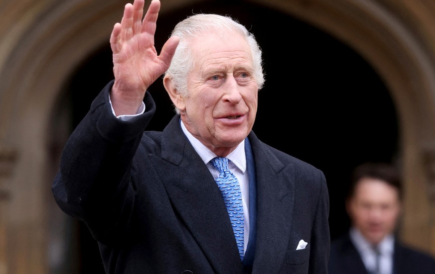 31.03.2024, Großbritannien, Windsor: König Charles III. winkt am Ostersonntag nach dem Ostergottesdienst in der St. George&#039;s Chapel auf Schloss Windsor in Berkshire der Öffentlichkeit zu. Foto: H ...