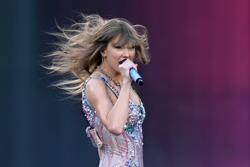 TAYLOR SWIFT MELBOURNE, American singer songwriter Taylor Swift performing during the first night of the The Eras Tour in Australia at the Melbourne Cricket Ground, Melbourne, Friday, February 16, 202 ...