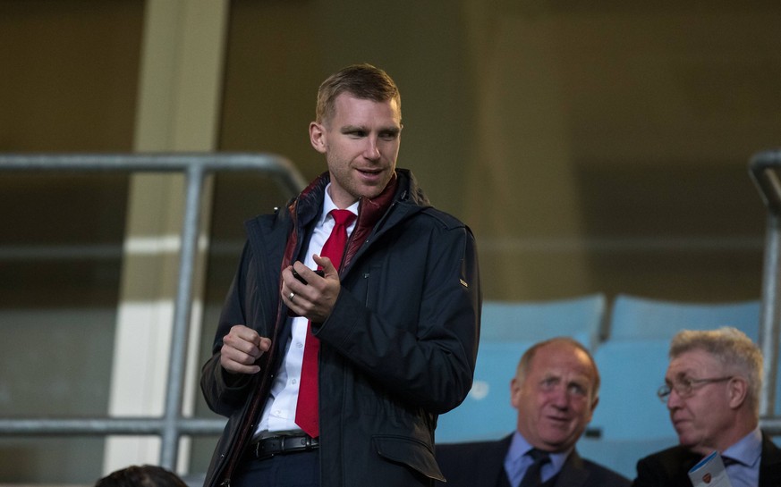 Mertesacker, heute 34, beendete im Sommer seine Karriere und leitet bei seinem Ex-Verein Arsenal FC die Fußballakademie. Außerdem ist er TV-Experte bei "DAZN".