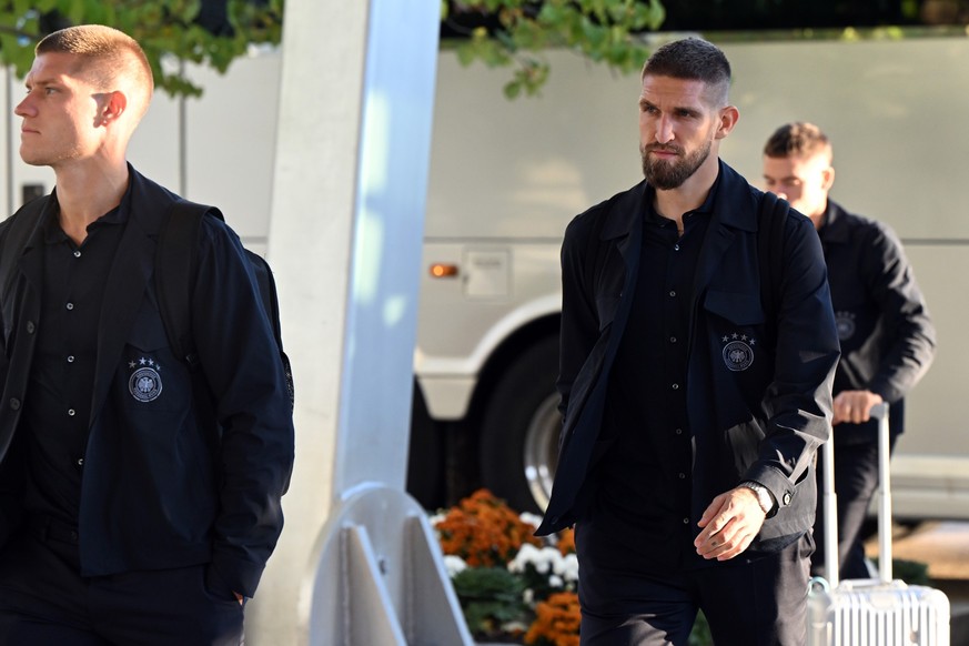 09.10.2023, USA, Foxborough: Fußball: Nationalmannschaft, vor dem Länderspiel gegen die USA. Deutschlands Kevin Behrens (l) und Robert Andrich kommen vor dem Hotel an. Foto: Federico Gambarini/dpa +++ ...