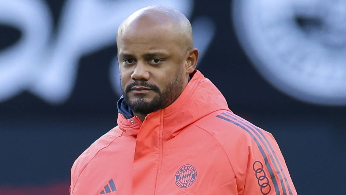 Trainer Vincent Kompany FC Bayern Muenchen schaut, Bundesliga, Eintracht Frankfurt v FC Bayern M