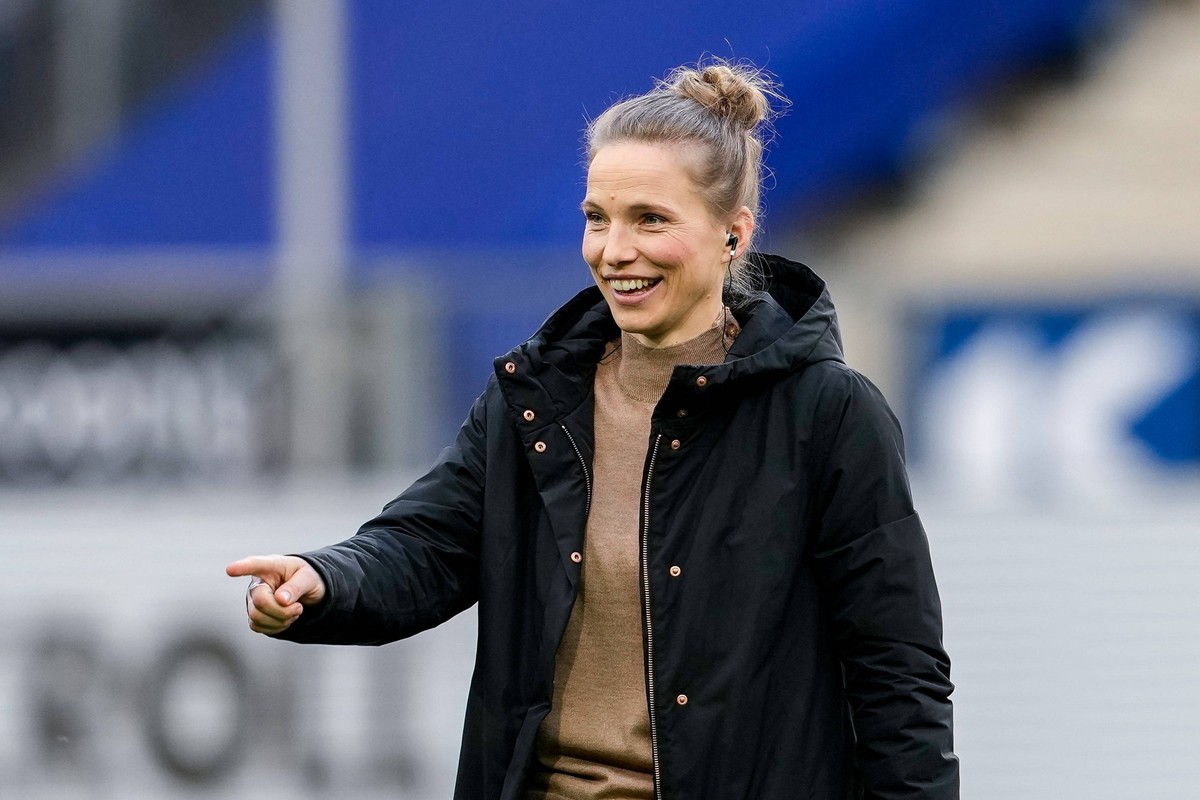 Tabea Kemme TV, Expertin f�r Sky , Einzelbild, Einzelfoto, Aktion, Action, Freude, freuen, freut sich, freundlich, fr�hlich, gl�cklich, strahlend, optimistisch, gibt Anweisungen, gestikuliert, mit den ...