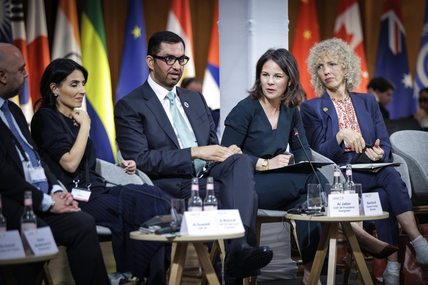 L-R: Razan Al Mubarak, High-Level-Champions und Preasidentin der Internationalen Union zur Bewahrung der Natur IUCN, Sultan bin Ahmad Al Jaber, Ministers fuer Industrie und Fortschrittstechnologien de ...