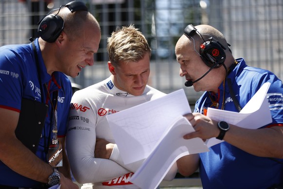 Formula 1 2022: Canadian GP CIRCUIT GILLES-VILLENEUVE, CANADA - JUNE 19: Mick Schumacher, Haas F1 Team, on the grid with engineers during the Canadian GP at Circuit Gilles-Villeneuve on Sunday June 19 ...