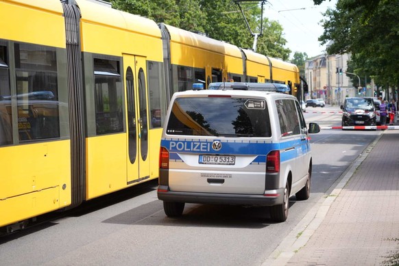 08.07.2023, Sachsen, Dresden: Ein Polizeiauto steht vor einer Stra