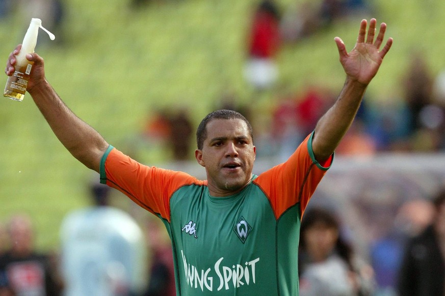Werder Bremens "Kugelblitz" Ailton feiert im Olympiastadion in München die Deutsche Meisterschaft 2004. Wenn uns nicht alles täuscht, ist das in seiner Hand eine Flasche Corona. Zufall?